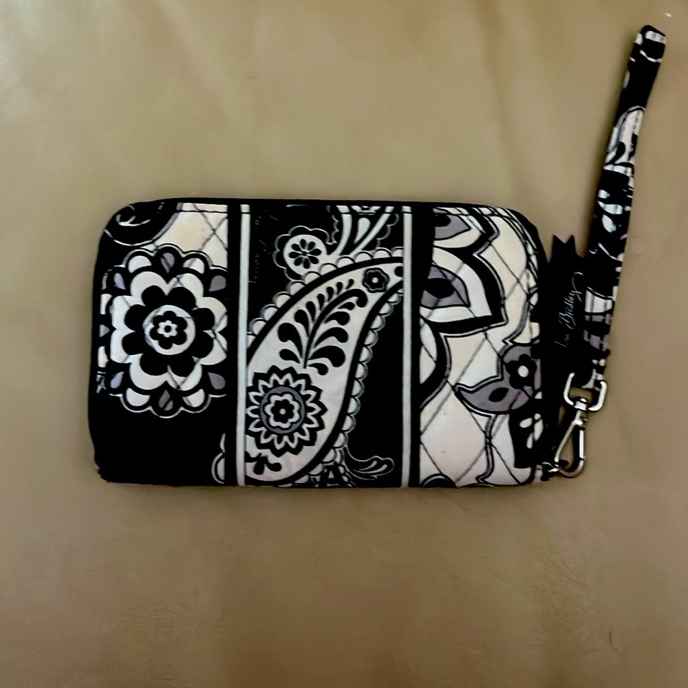 Black & White Floral Quilted Wristlet Wallet - Women